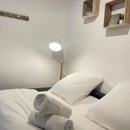 Tristan De Yourhosthelper Apartment *
